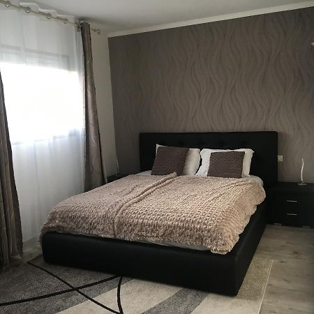 Hotel Mervil Airport Neuf-Berquin Екстер'єр фото